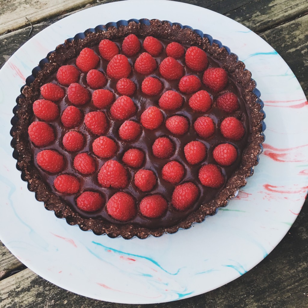 no-bake-paleo-chocolate-raspberry-tart